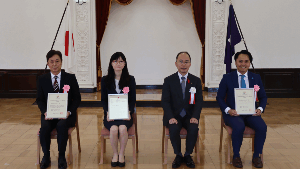 令和7年度群馬県多文化共創カンパニー認証書授与式(写真右から2人目：群馬県副知事 大塚康裕 氏、左から2人目：株式会社積善館 代表取締役 黒澤百合恵)